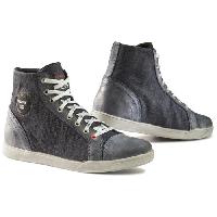 chaussure-botte-sur-chaussure