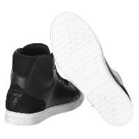 chaussure-botte-sur-chaussure