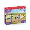 Figurine Miniature - Personnage Miniature Coffret d'entraînement a la voltige de Mia. coffret schleich avec 18 éléments inclus dont 1 cheval schleich et 2 personnages.