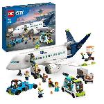 LEGO City 60367 L'Avion de Ligne. Jouet avec Bus de l'Aéroport. Remorqueur. Camion a Bagages et 9 Minifigurines