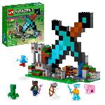 LEGO Minecraft 21244 L'Avant-Poste de l'Epee. Jouet. et Figurines Creeper. Squelette. pour Enfants