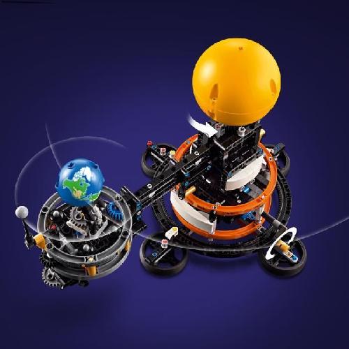 Jeu D'assemblage - Jeu De Construction - Jeu De Manipulation LEGO Technic 42179 La Planete Terre et la Lune en Orbite. Jouet. Theme du Systeme Solaire