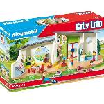Univers Miniature - Habitation Miniature - Garage Miniature PLAYMOBIL - City Life - Centre de loisirs - 70280 - Table. chaises. espace jeux. cuisine. sanitaires