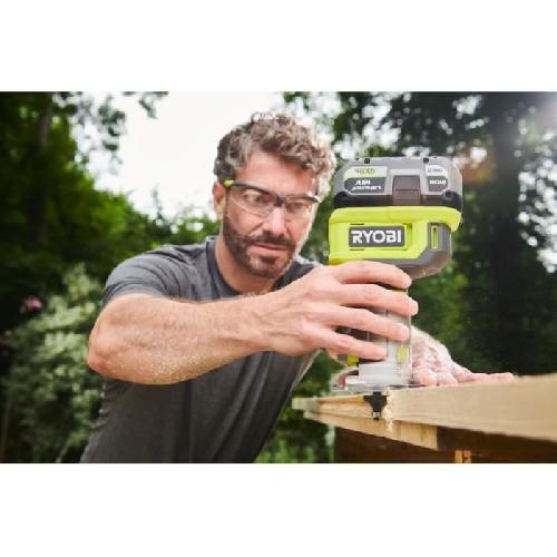 Defonceuse - Affleureuse RYOBI - Affleureuse a bois 18V ONE+ - 30 000 tr/min - pince 6 mm - Avec 1 pince de 6 mm. 1 meche de coupe. clé. guide - RTR18-0