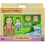 Poupee SYLVANIAN FAMILIES - Set Le nouveau venu - Couffin a bascule et figurines chat creme - PReT A JOUER